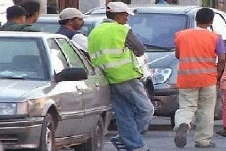 استغلال مواقف السيارات المجانية يُغضب زوار الحسيمة استغلال مواقف السيارات المجانية يُغضب زوار الحسيمة