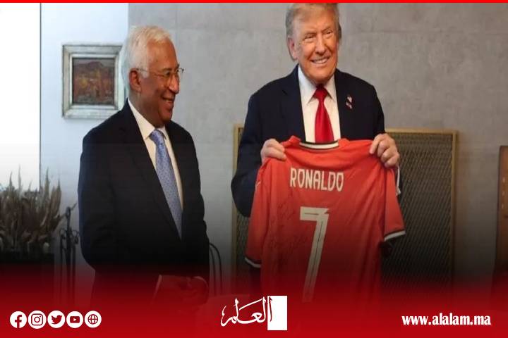 تحمل رسالة عن الحرب.. الرئيس الأمريكي يتلقى هدية من رونالدو تحمل رسالة عن الحرب.. الرئيس الأمريكي يتلقى هدية من رونالدو