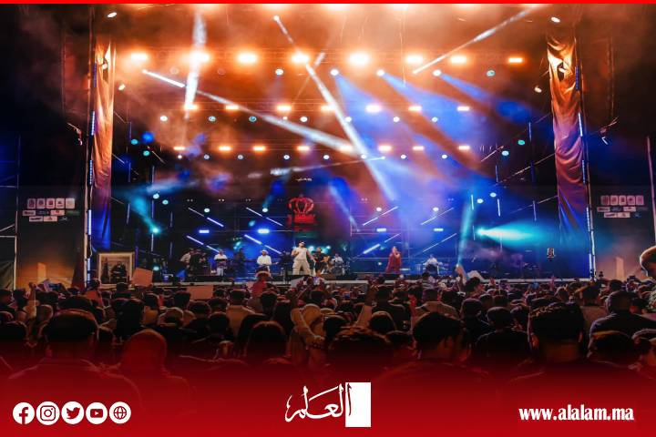 مهرجان إفران الدولي يوصل برنامجه المتنوع.. فنانون يبدعون في منصة التاج بحضور جماهيري قياسي مهرجان إفران الدولي يوصل برنامجه المتنوع.. فنانون يبدعون في منصة التاج بحضور جماهيري قياسي
