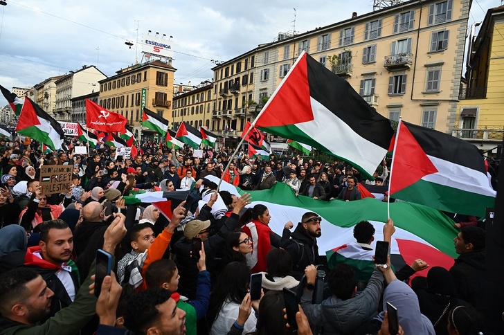 سكان ميلانو يتظاهرون دعمًا لغزة وسط دعوات لوقف العدوان.. أصوات التضامن ترتفع دعمًا للقضية الفلسطينية