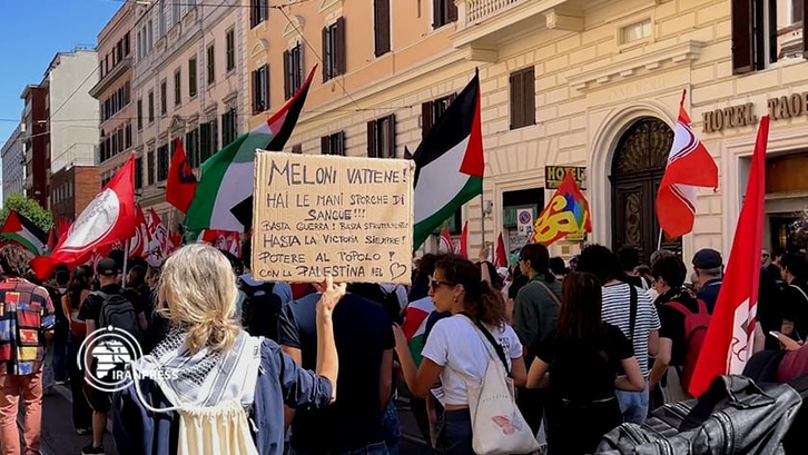 سكان ميلانو يتظاهرون دعمًا لغزة وسط دعوات لوقف العدوان.. أصوات التضامن ترتفع دعمًا للقضية الفلسطينية سكان ميلانو يتظاهرون دعمًا لغزة وسط دعوات لوقف العدوان.. أصوات التضامن ترتفع دعمًا للقضية الفلسطينية