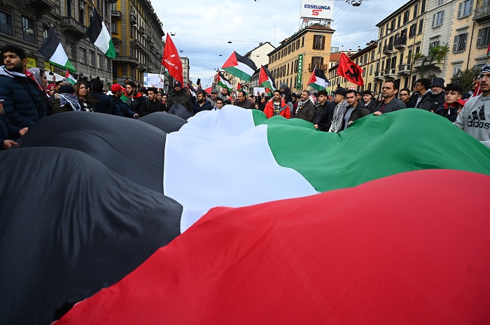 سكان ميلانو يتظاهرون دعمًا لغزة وسط دعوات لوقف العدوان.. أصوات التضامن ترتفع دعمًا للقضية الفلسطينية سكان ميلانو يتظاهرون دعمًا لغزة وسط دعوات لوقف العدوان.. أصوات التضامن ترتفع دعمًا للقضية الفلسطينية