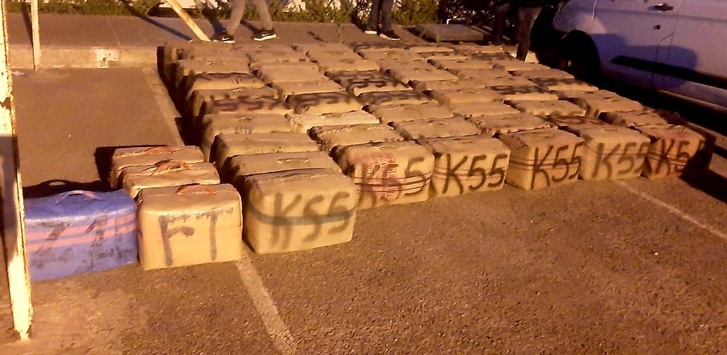 بتنسيق أمني.. توقيف 3 أشخاص يشتبه في ارتباطها بشبكة تنشط في التهريب الدولي للمخدرات بتنسيق أمني.. توقيف 3 أشخاص يشتبه في ارتباطها بشبكة تنشط في التهريب الدولي للمخدرات