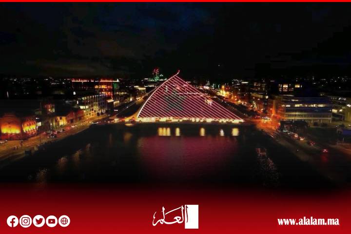 مشهد استثنائي.. جسر "صامويل بيكيت" الشهير في إيرلندا يكتسي ألوان العلم المغربي احتفاءً بعيد العرش المجيد مشهد استثنائي.. جسر "صامويل بيكيت" الشهير في إيرلندا يكتسي ألوان العلم المغربي احتفاءً بعيد العرش المجيد