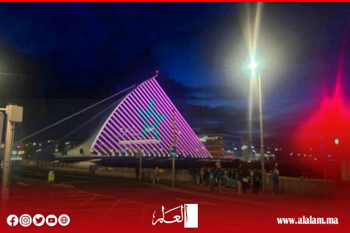 مشهد استثنائي.. جسر "صامويل بيكيت" الشهير في إيرلندا يكتسي ألوان العلم المغربي احتفاءً بعيد العرش المجيد مشهد استثنائي.. جسر "صامويل بيكيت" الشهير في إيرلندا يكتسي ألوان العلم المغربي احتفاءً بعيد العرش المجيد