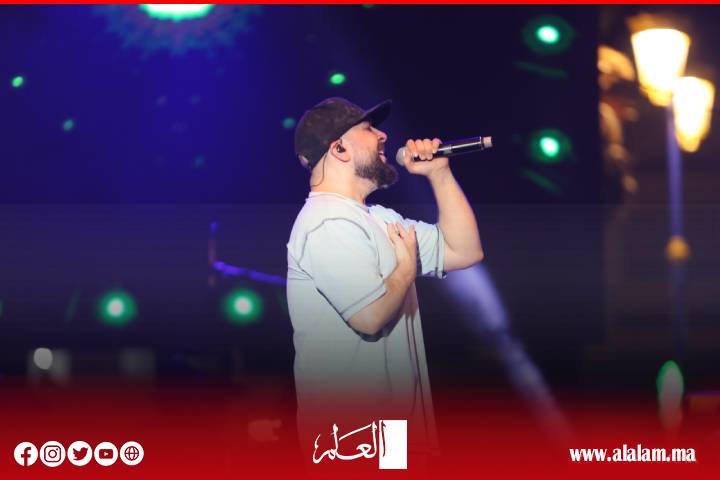 الدوزي يشعل منصة مهرجان اتصالات المغرب وسط حشود غفيرة بالحسيمة الدوزي يشعل منصة مهرجان اتصالات المغرب وسط حشود غفيرة بالحسيمة