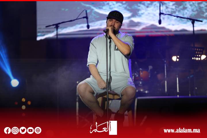 الدوزي يشعل منصة مهرجان اتصالات المغرب وسط حشود غفيرة بالحسيمة الدوزي يشعل منصة مهرجان اتصالات المغرب وسط حشود غفيرة بالحسيمة