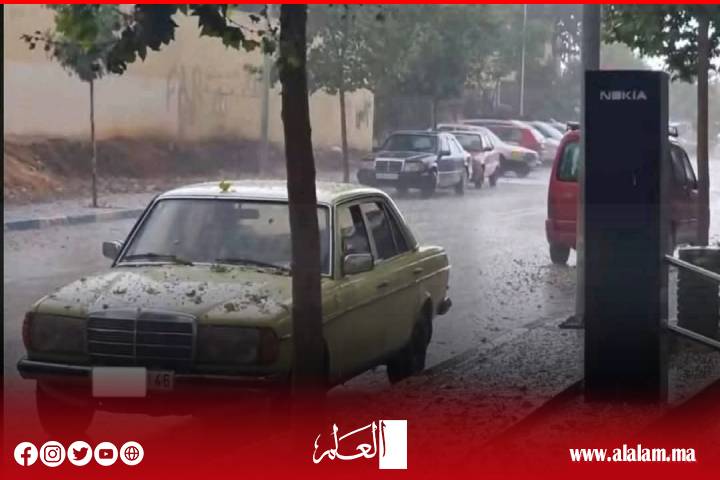 Un orage soudain frappant une zone "J'habite" Dans la province d'Al -Hoceima et une chute lourde pour le rhume
