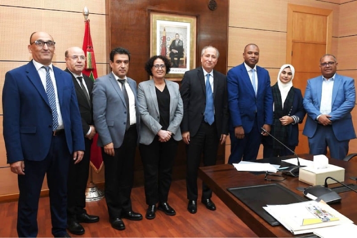 في اللقاء الذي جمع الوزير برادة وقيادات النقابات التعليمية : في اللقاء الذي جمع الوزير برادة وقيادات النقابات التعليمية :