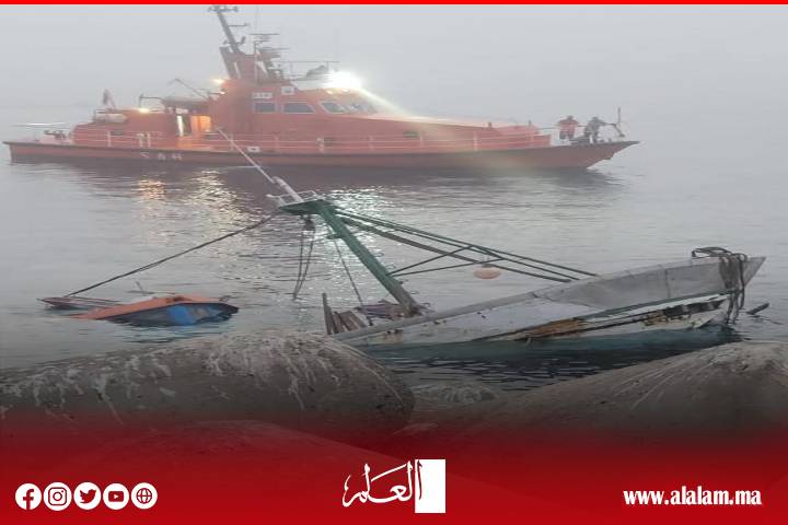 غرق مركب صيد بميناء الحسيمة ونجاة الطاقم بفضل التدخل السريع غرق مركب صيد بميناء الحسيمة ونجاة الطاقم بفضل التدخل السريع