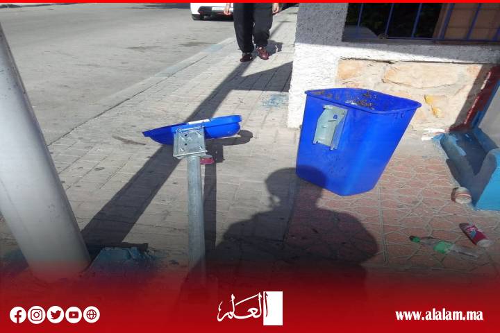 استمرار تخريب حاويات النفايات يثير استياء ساكنة الحسيمة استمرار تخريب حاويات النفايات يثير استياء ساكنة الحسيمة