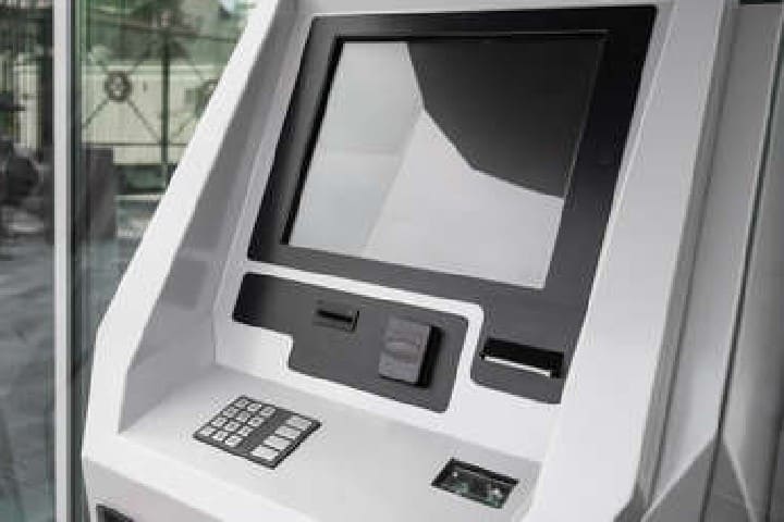 زبناء مستاؤون من خدمات شباك بنكي أوتوماتيكي شاشته مظلمة زبناء مستاؤون من خدمات شباك بنكي أوتوماتيكي شاشته مظلمة