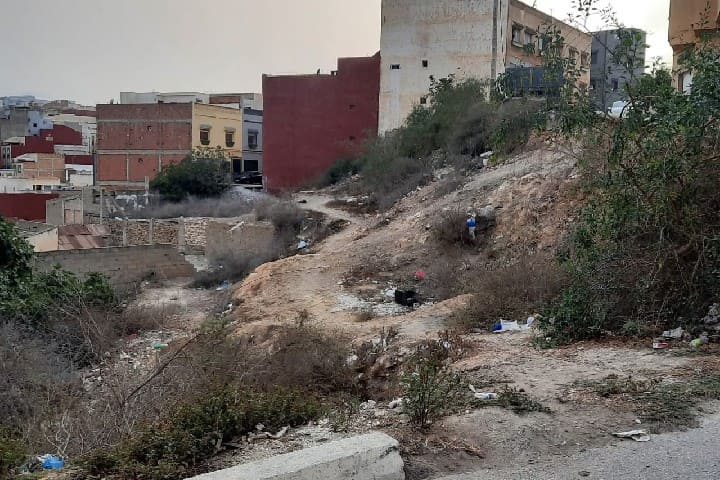 الحسيمة: ساكنة حي باريو بسيدي عابد تشتكي من تدهور الأوضاع وتطالب بتدخل عاجل