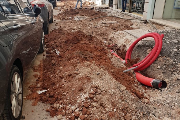 ساكنة زنقة عمر الجديدي بالقبيبات تعاني من تعثر الأشغال العمومية ساكنة زنقة عمر الجديدي بالقبيبات تعاني من تعثر الأشغال العمومية