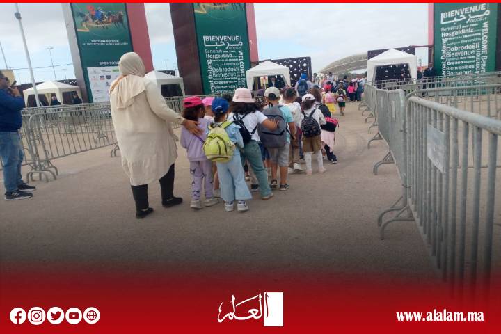 هل يزور تلاميذ التعليم العمومي معرض الفرس وحركة عفوية نبيلة لأحد عناصر القوات المساعدة
