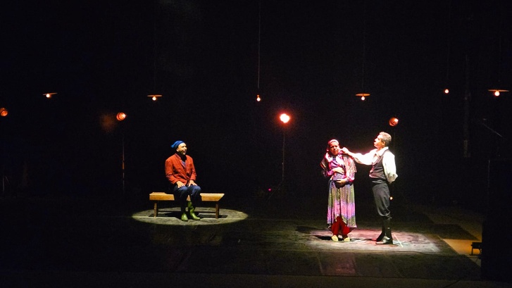 فرقة مسرح الحال تقدم مسرحيتها الجديدة "لا فاش" بمسرح محمد 5 بالرباط فرقة مسرح الحال تقدم مسرحيتها الجديدة "لا فاش" بمسرح محمد 5 بالرباط