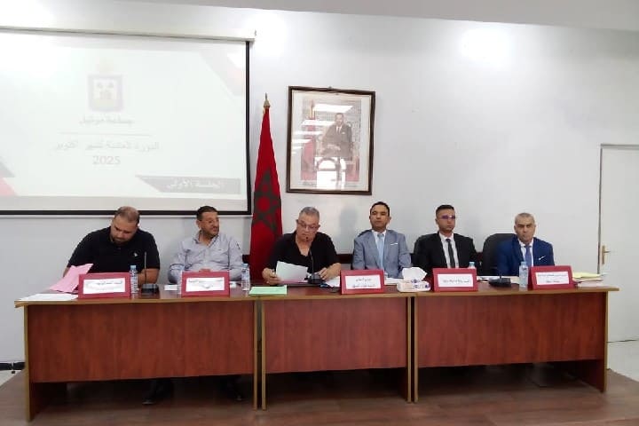مرتيل تصادق على اتفاقيات تنموية تعزز البنيات التحتية والخدمات الاجتماعية في الدورة العادية لشهر أكتوبر 2025.
