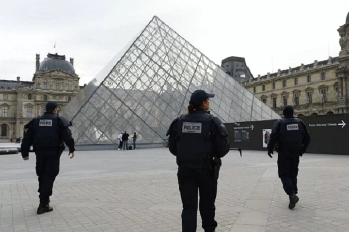 سرقة مجوهرات خلال عملية سطو في متحف اللوفر بباريس سرقة مجوهرات خلال عملية سطو في متحف اللوفر بباريس