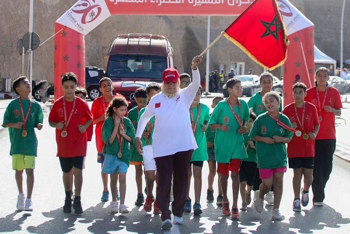 شريفة مسكاوي تحمل العلم الوطني في المرحلة الخامسة من "سباق التناوب الرمزي المسيرة الخضراء" شريفة مسكاوي تحمل العلم الوطني في المرحلة الخامسة من "سباق التناوب الرمزي المسيرة الخضراء"
