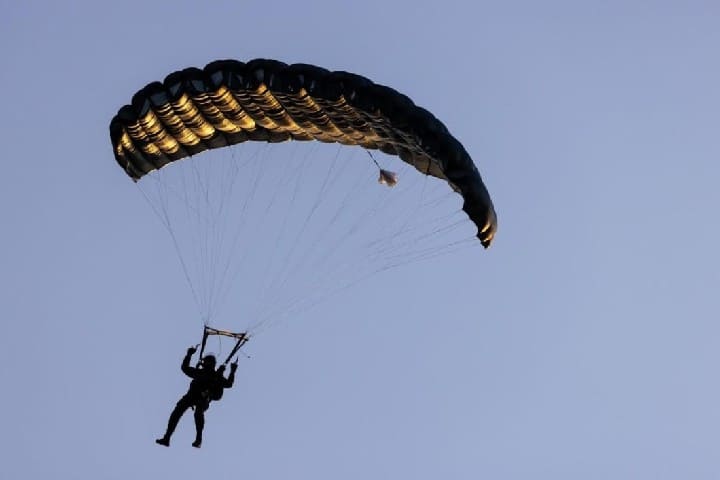 محاولة تسلل غير مسبوقة لمهاجر من دول إفريقيا جنوب الصحراء نحو سبتة باستعمال مظلة هوائية محاولة تسلل غير مسبوقة لمهاجر من دول إفريقيا جنوب الصحراء نحو سبتة باستعمال مظلة هوائية