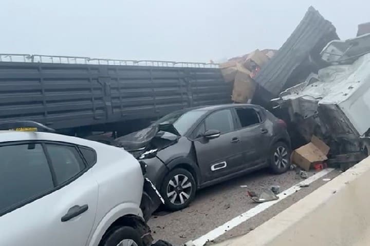 حادث سير مروع يخلف قتيلين و22 مصاباً بين الجديدة وأزمور حادث سير مروع يخلف قتيلين و22 مصاباً بين الجديدة وأزمور