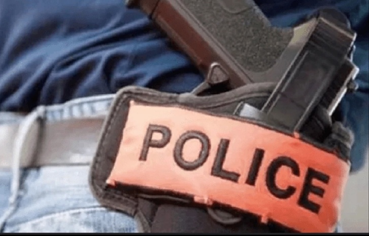 أولاد تايمة.. مفتش شرطة يستعمل سلاحه الوظيفي لتوقيف مروج مخدرات عرض الأمنيين لاعتداء خطير أولاد تايمة.. مفتش شرطة يستعمل سلاحه الوظيفي لتوقيف مروج مخدرات عرض الأمنيين لاعتداء خطير