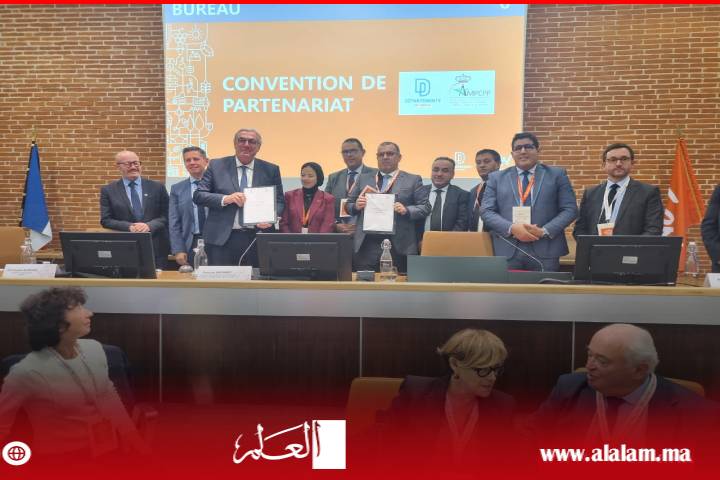 وفد من الجمعية المغربية لرؤساء مجالس العمالات والأقاليم يشارك في منتدى الجمعية الفرنسية