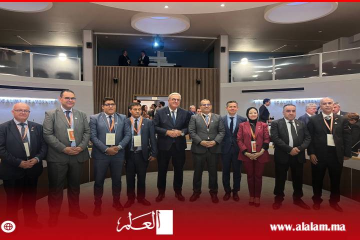 وفد من الجمعية المغربية لرؤساء مجالس العمالات والأقاليم يشارك في منتدى الجمعية الفرنسية