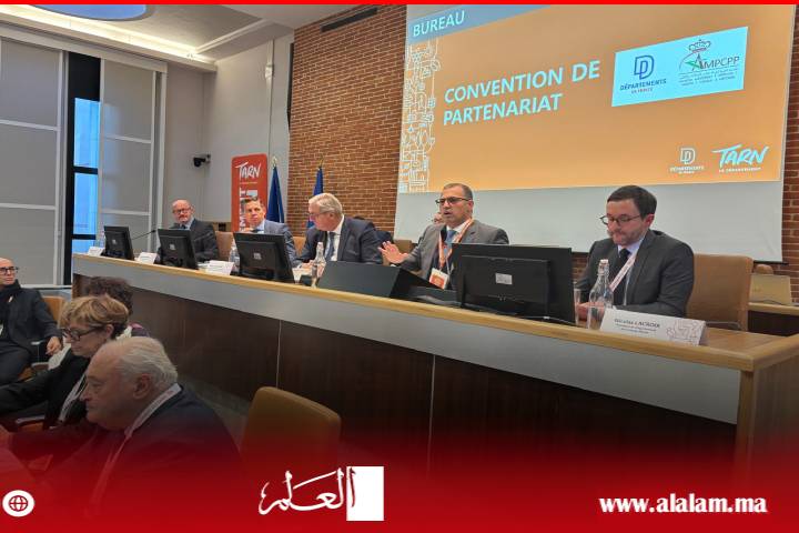وفد من الجمعية المغربية لرؤساء مجالس العمالات والأقاليم يشارك في منتدى الجمعية الفرنسية