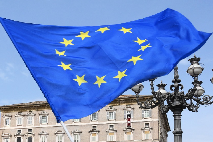 الاتحاد‭ ‬الأوروبي‭ ‬يجدد‭ ‬عدم‭ ‬اعترافه‭ ‬ب«جمهورية‭ ‬الوهم‭ ‬‮»‬‭ ‬و‭ ‬يحمل‭ ‬نظيره‭ ‬الافريقي‭ ‬مسؤولية‭ ‬إقحامها‭ ‬في‭ ‬الاجتماعات‭ ‬الثنائية‭ ‬المشتركة