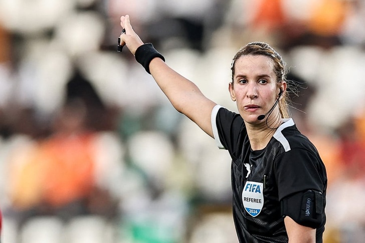 اعتزال صادم للحكمة الدولية بشرى كربوبي التي ترمي الصافرة. اعتزال صادم للحكمة الدولية بشرى كربوبي التي ترمي الصافرة.