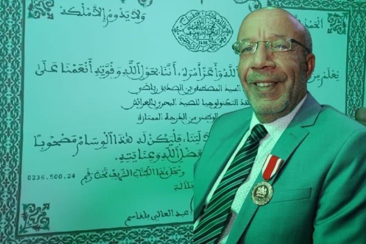 الملك محمد السادس يوشّح مدير معهد التكنولوجيا للصيد البحري بالعرائش بوسام ملكي رفيع