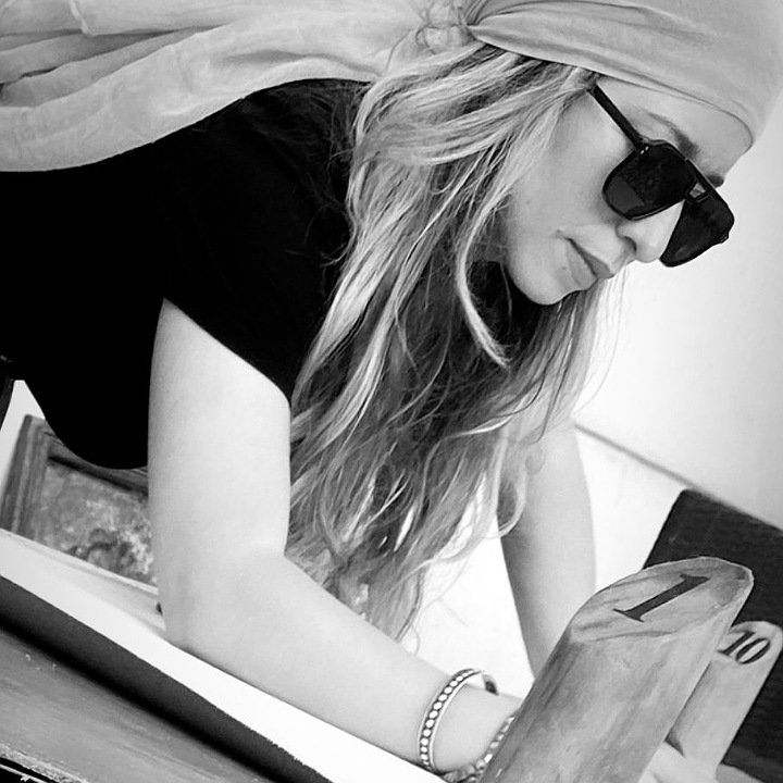 رجاء بلقاضي.. تجربة تشكيلية تحتفي باللون والبعد الروحي