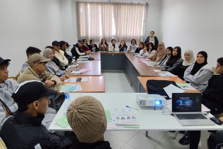 العرائش: العصبة المغربية للتربية الأساسية ومحاربة الأمية ورابطة أساتذة التعليم العالي تنظمان:  دورة تكوينية في مجال "التمكين الرقمي" بالعرائش