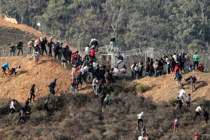 جلهم من الجزائر والسودان.. إحباط محاولة تسلل أزيد من 400 مهاجر إلى سبتة