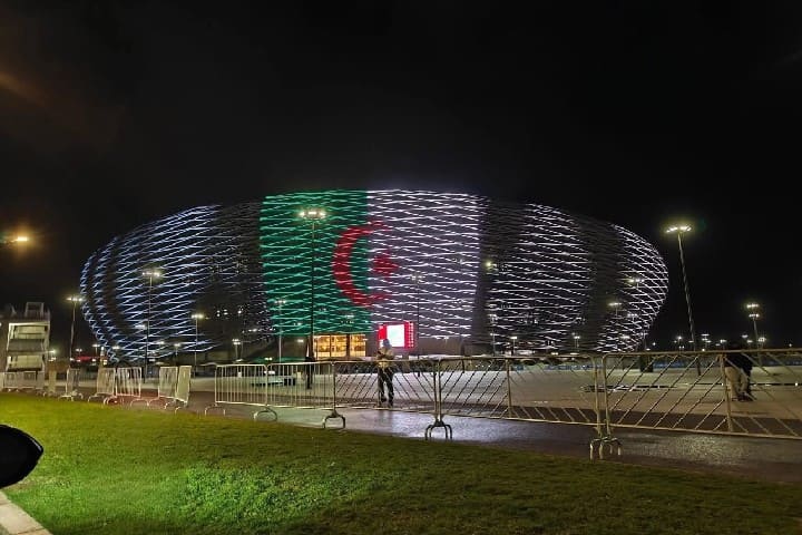 ألوان العلم الجزائري تزين ملعب مولاي عبد الله بالرباط وتختصر موقف المغرب