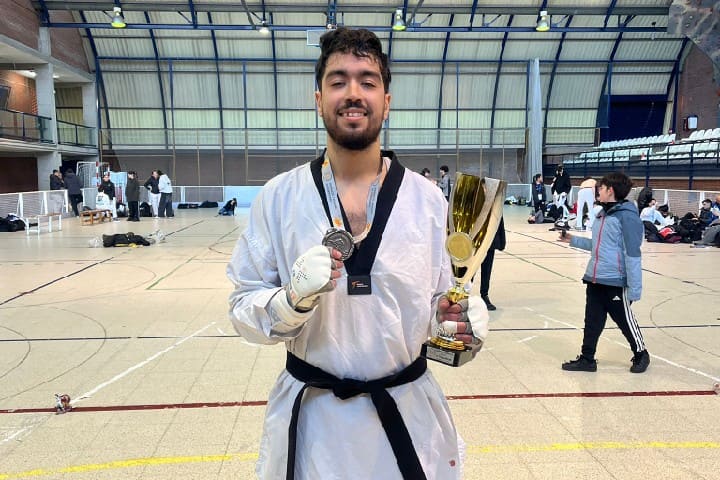 البطل عمر حموليلي يشرّف العرائش ويتألق في بطولة كتالونيا بإسبانيا