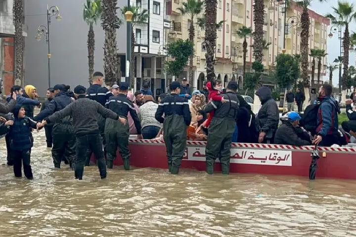 القصر الكبير تحت "حصار" المياه: ملحمة صمود ميداني وجهود استثنائية لاحتواء الكارثة
