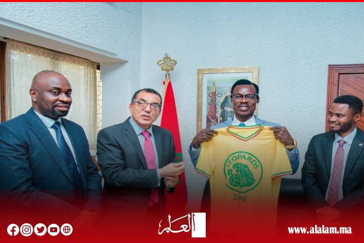 حصري: سفير المغرب بكينشاسا يهدي قميص زائير 1974 للمشجع الكونغولي الشهير دعمًا للكرة الأفريقية