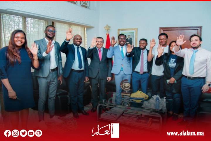 حصري: سفير المغرب بكينشاسا يهدي قميص زائير 1974 للمشجع الكونغولي الشهير دعمًا للكرة الأفريقية