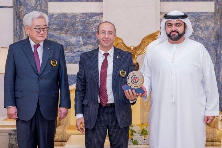 ولي عهد الفجيرة يكرم الأستاذ الهلالي تقديرا لإسهاماته في تطوير التايكوندو عربيا