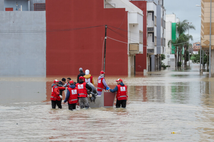 الأمطار الغزيرة تدفع ساكنة القصر الكبير إلى مغادرة منازلها