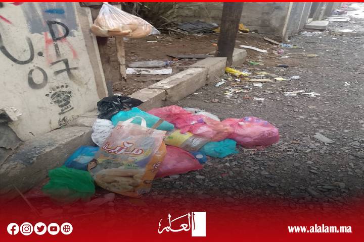 وسط الحفر والبنية التحتية المتدهورة الناتجة عن تعثر الأشغال يُجبر عمال النظافة بأزقة سلا على العمل في ظروف خطيرة ومُرهِقة