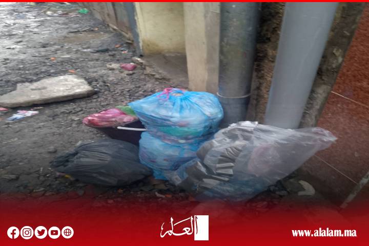 وسط الحفر والبنية التحتية المتدهورة الناتجة عن تعثر الأشغال يُجبر عمال النظافة بأزقة سلا على العمل في ظروف خطيرة ومُرهِقة