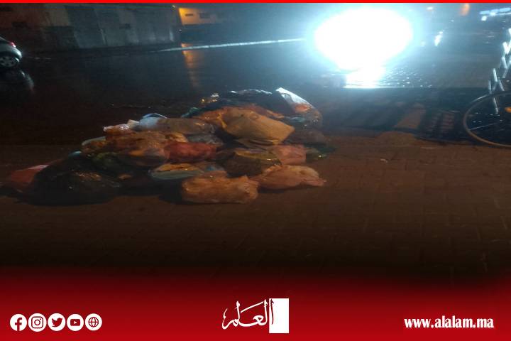 وسط الحفر والبنية التحتية المتدهورة الناتجة عن تعثر الأشغال يُجبر عمال النظافة بأزقة سلا على العمل في ظروف خطيرة ومُرهِقة