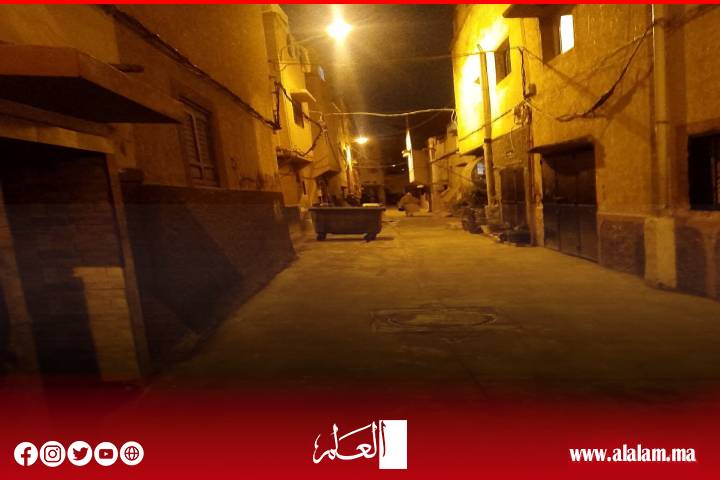 وسط الحفر والبنية التحتية المتدهورة الناتجة عن تعثر الأشغال يُجبر عمال النظافة بأزقة سلا على العمل في ظروف خطيرة ومُرهِقة