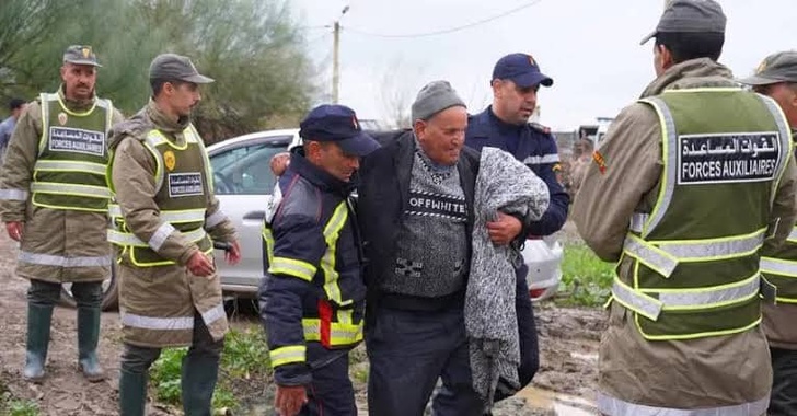 السلطات تواصل إجلاء ساكنة سيدي قاسم بسبب الفيضان السلطات تواصل إجلاء ساكنة سيدي قاسم بسبب الفيضان