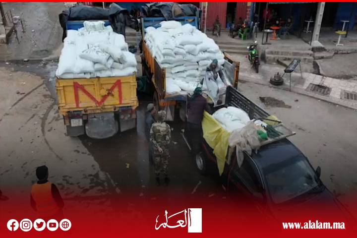 رغم الثلوج الكثيفة ووعورة التضاريس.. سلطات إقليم أزيلال تشرف على إيصال 320 قنطارا من الدقيق المدعم لساكنة جماعة أنركي