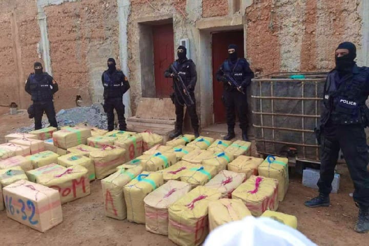 الكركرات: إحباط تهريب أزيد من 5 أطنان من “الشيرا” داخل شاحنة صباغة متجهة للتصدير