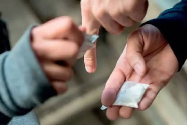 المحكمة الابتدائية بالحسيمة تدين متهماً بترويج المخدرات بـ7 سنوات حبسا نافذاً وغرامات مالية